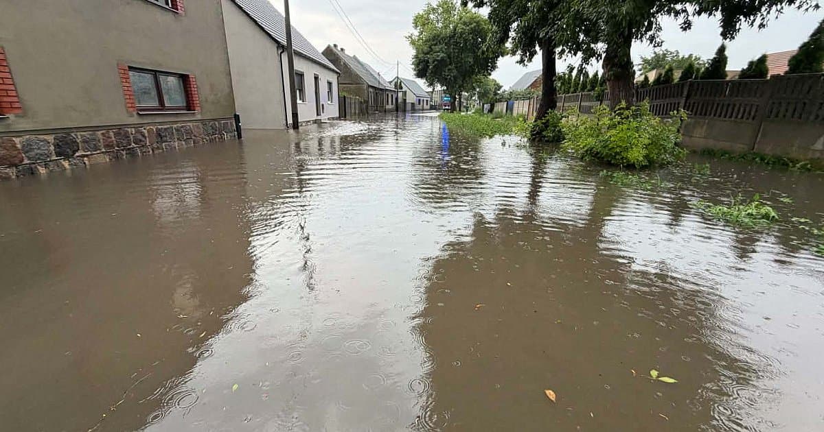 Zalana ul. Błonie w Pogorzeli po opadach deszczu