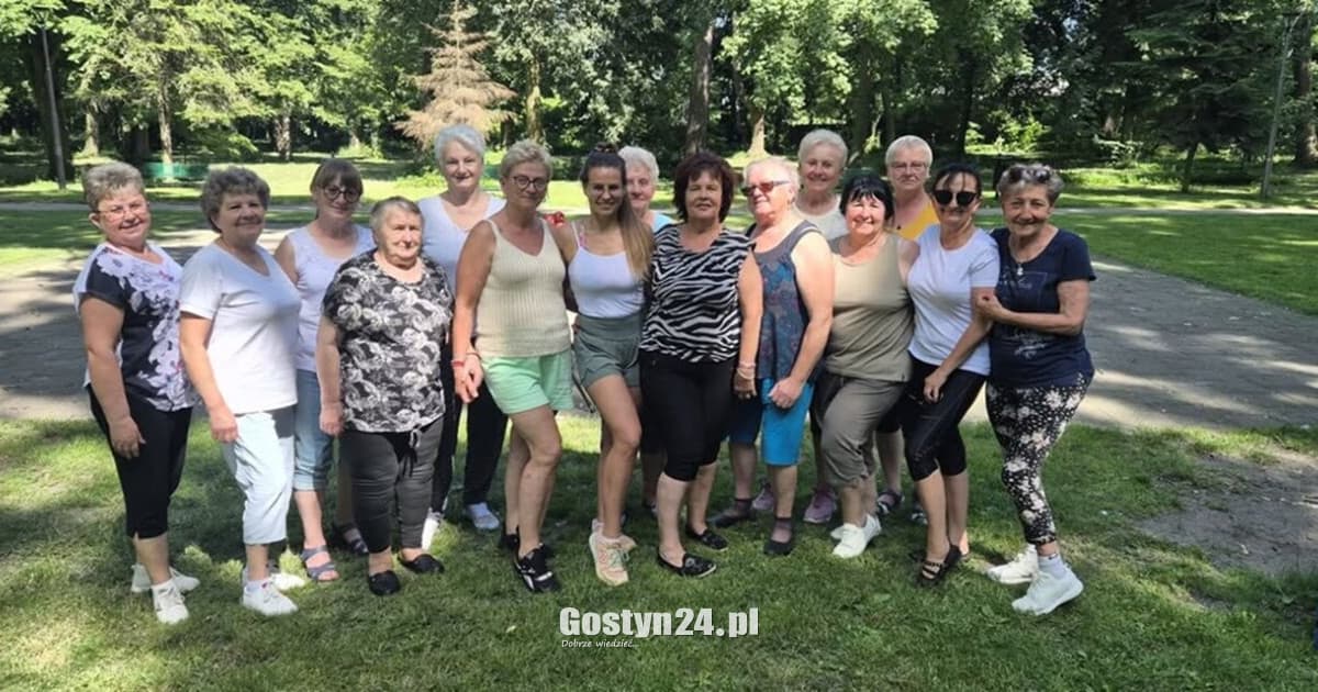 Joga w parku miejskim. Seniorzy spotkali się na wspólny