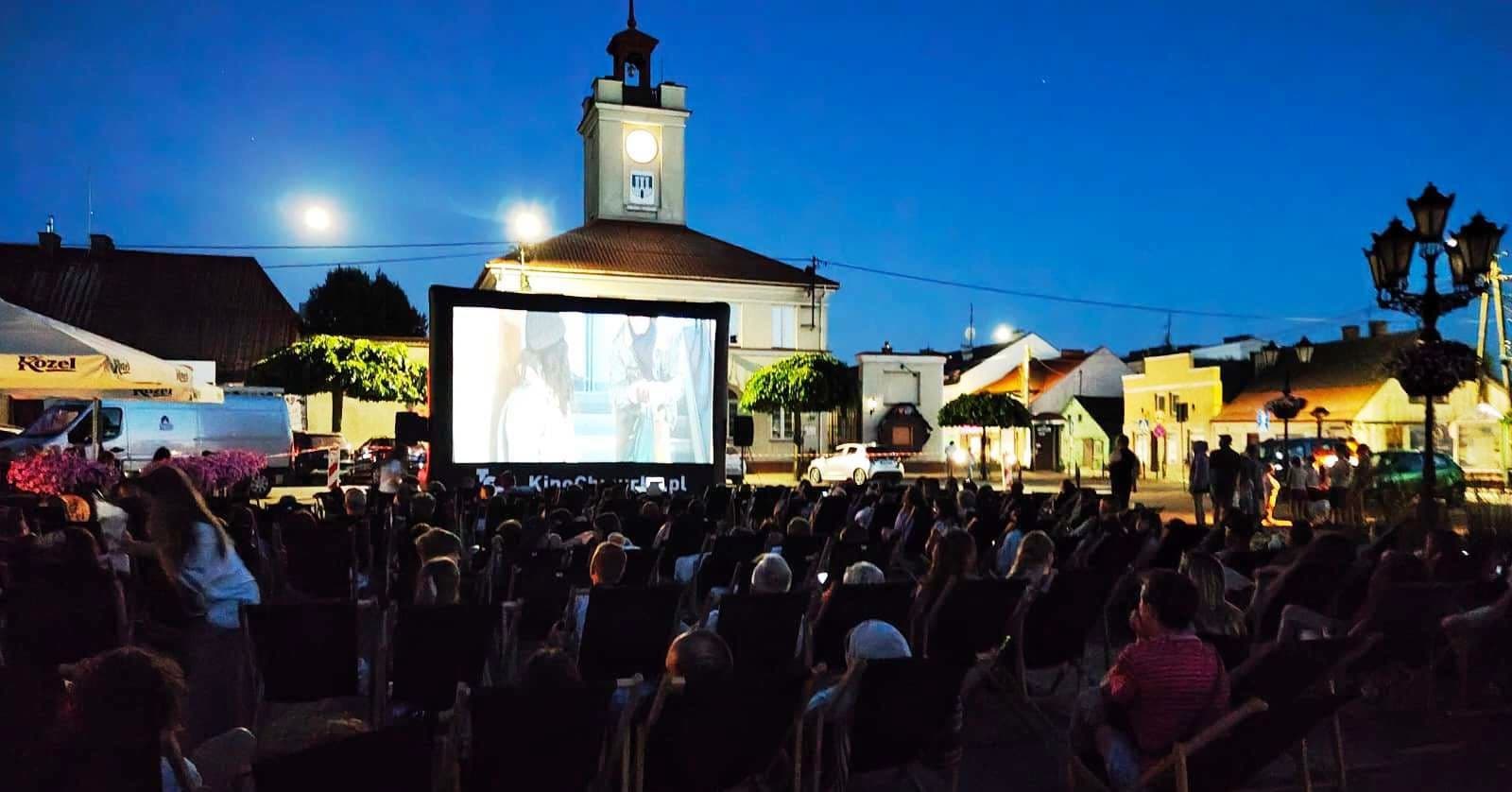 ZDJĘCIA Letni wieczór pełen refleksji i rozrywki. Profilaktyczne Kino Plenerowe w Gostyninie