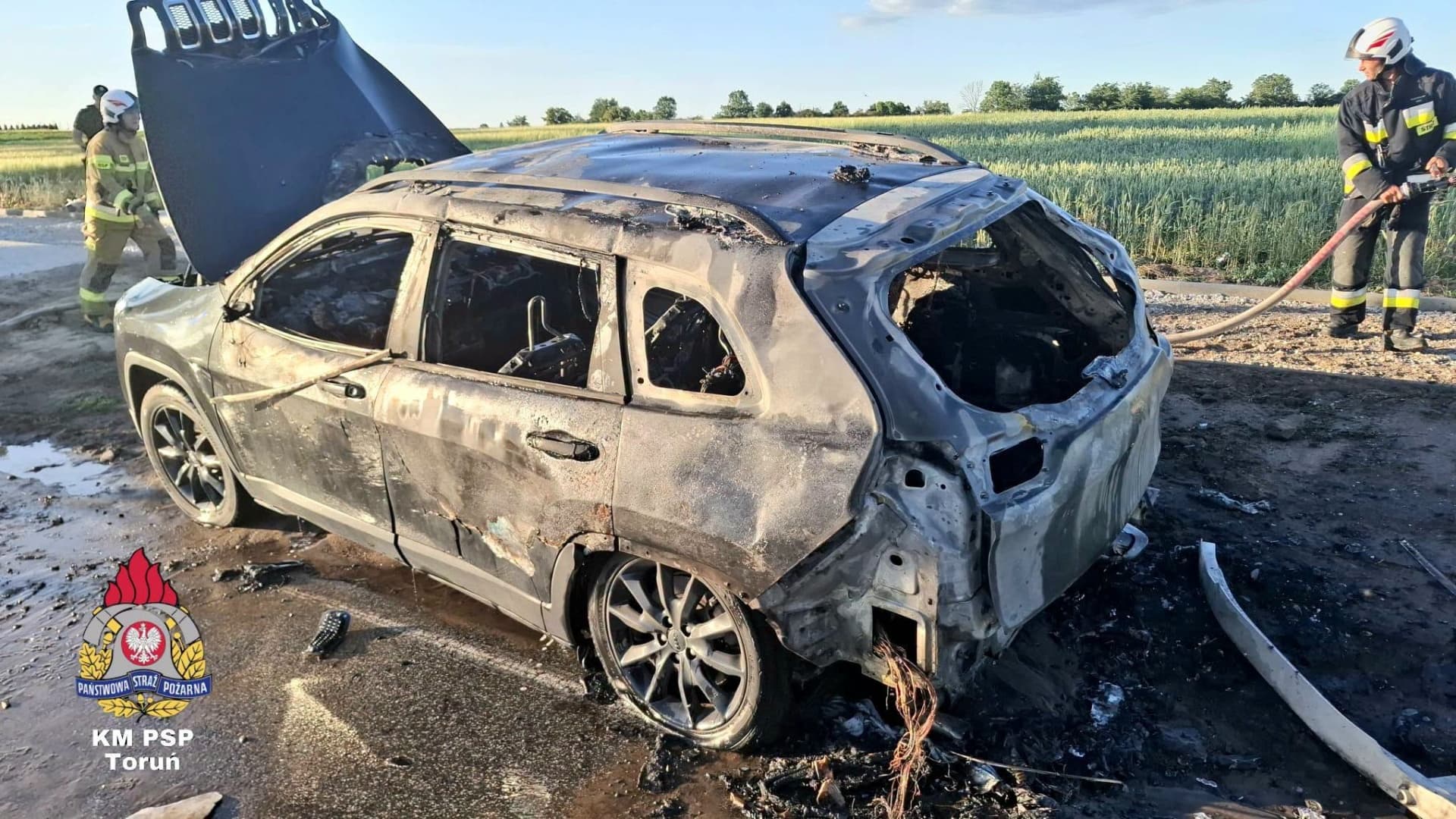 Akcja strażaków pod Toruniem. Auto stanęło w ogniu