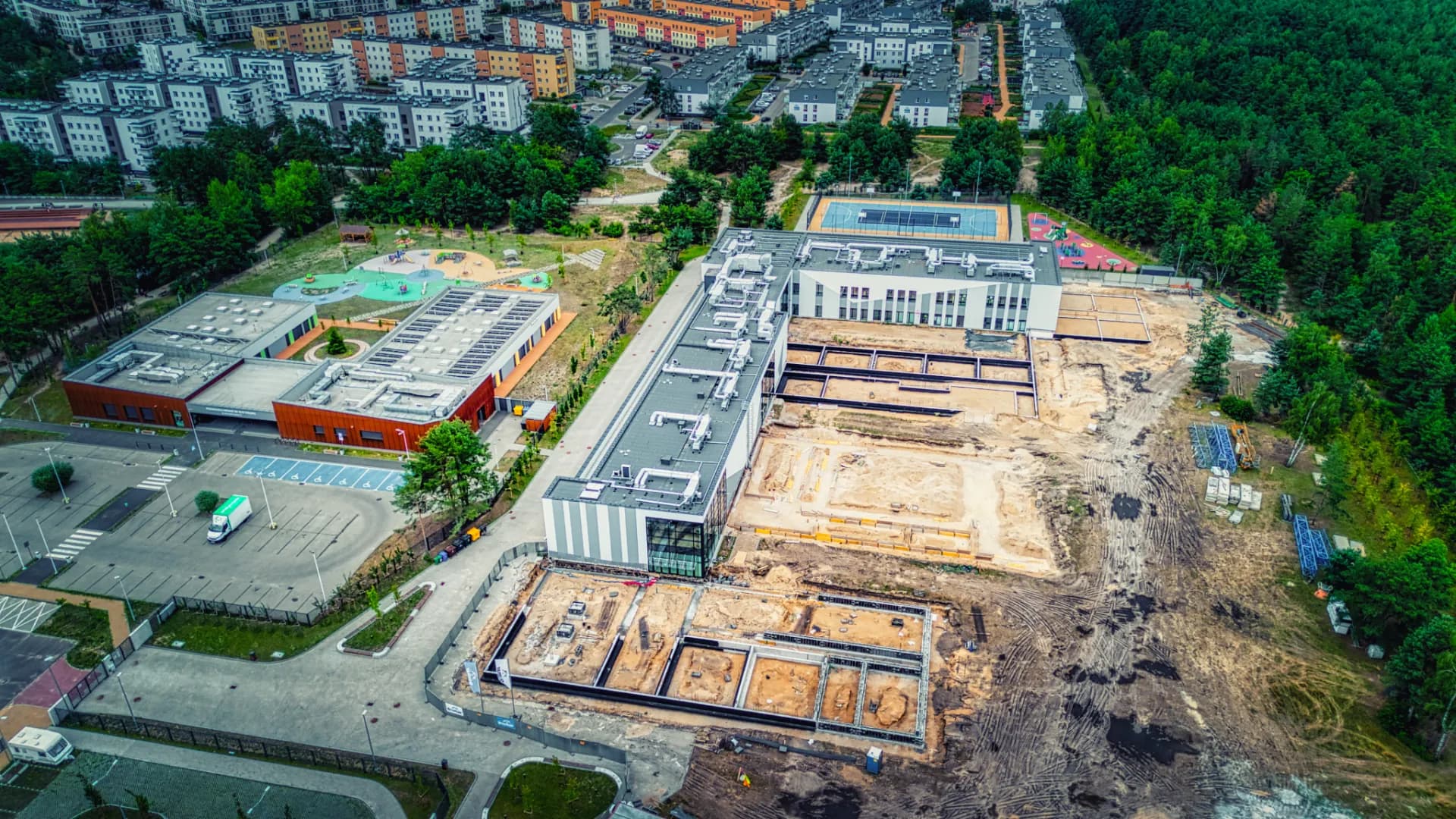 Druga część szkoły na Jarze w budowie. Powstaną nowe skrzydła i zaplecze sportowe