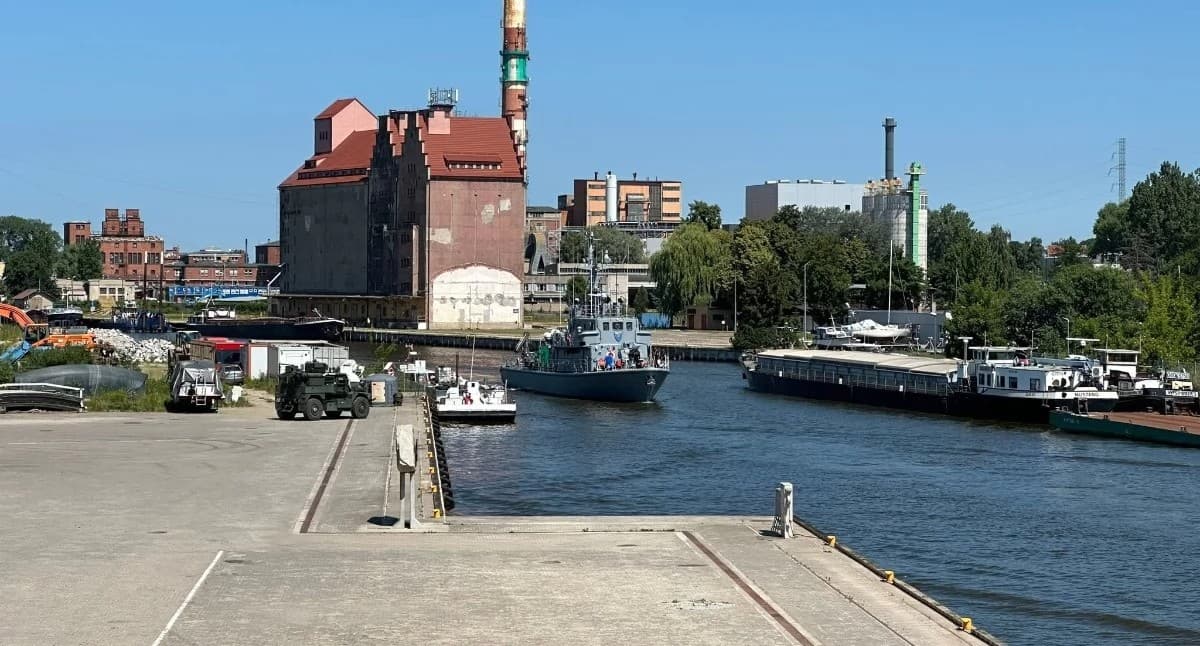 Żołnierze atakowali w porcie. W akcji śmigłowce i okręt w akcji