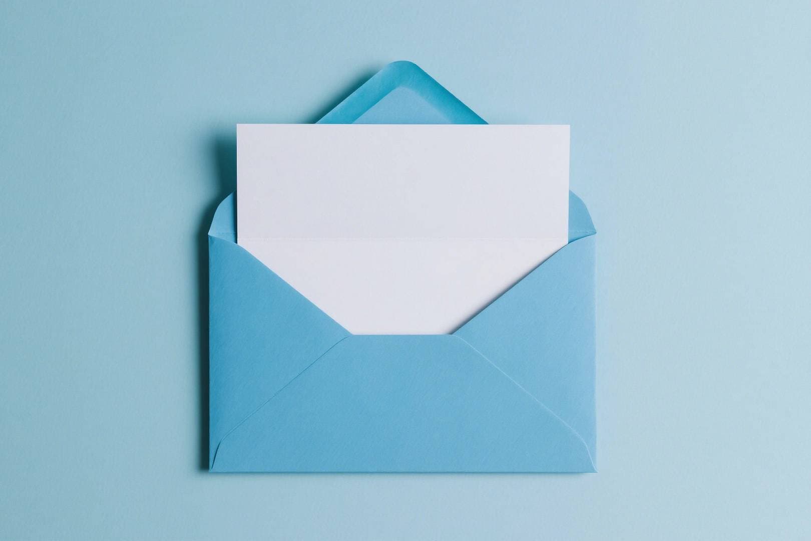Personalizowane koperty, które przyciągają uwagę bez efektu natarczywej reklamy – jak projektować personalizację pod segment, moment i zaufanie