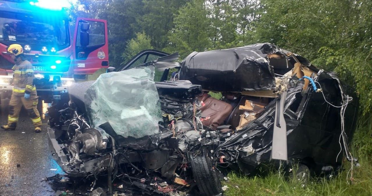 Łódzkie Bus zderzył się z ciężarówką. Tragiczny wypadek, nie żyje jedna osobaDorota Hilger
