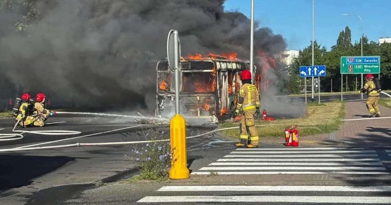 Słup dymu nad Poznaniem. Autobus stanął w ogniu