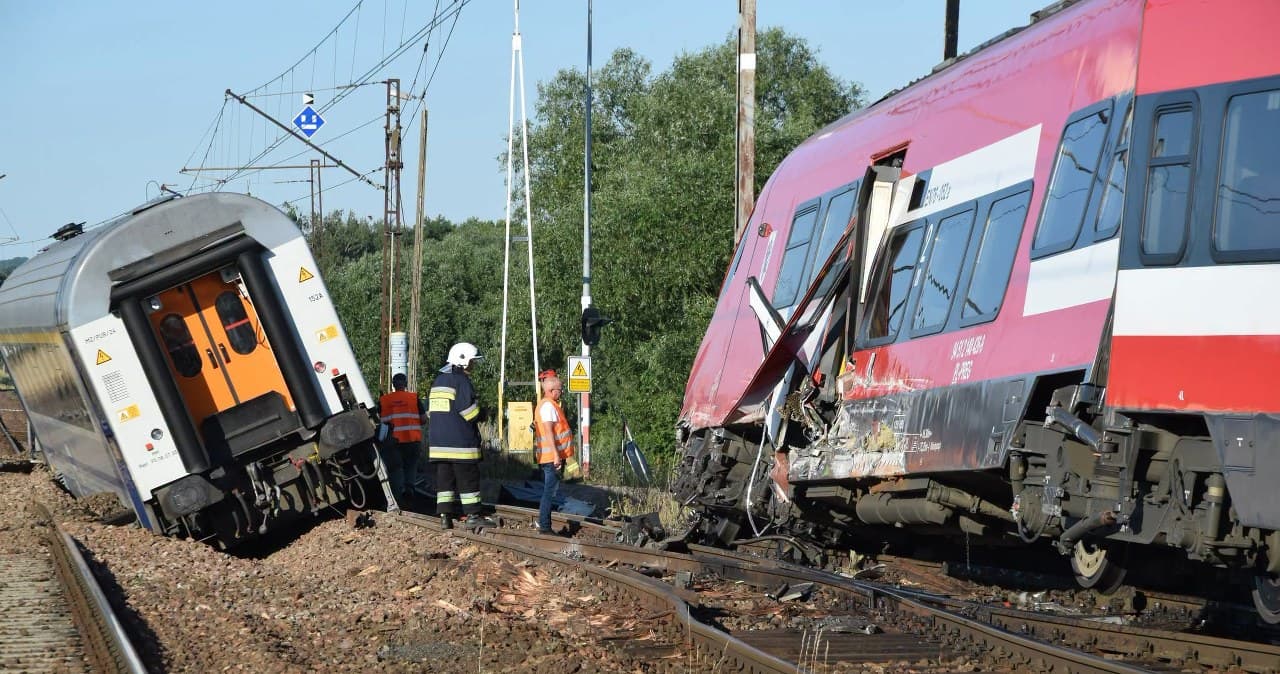 Trwa udrożnienie torów po zderzeniu pociągów. Trudna operacja w Białośliwiu