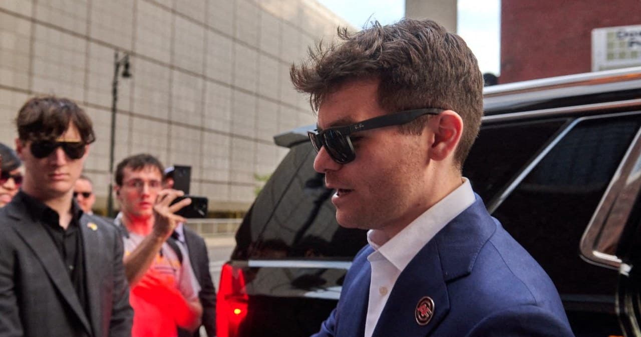 Skandalista Nick Fuentes podbija Amerykę