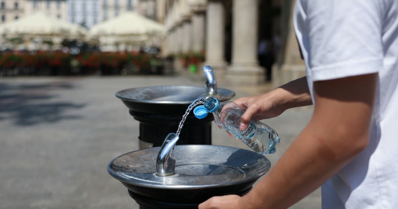 Nawet 42 stopnie Celsjusza i nawałnice. Upalny weekend, nowe ostrzeżenia