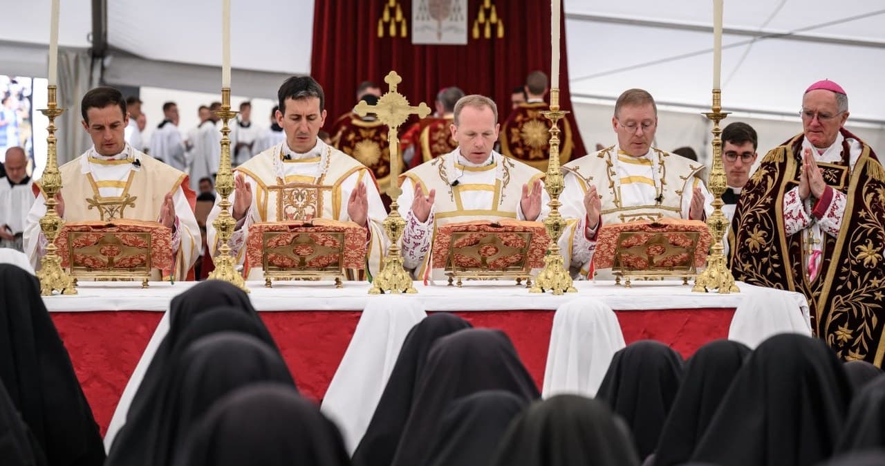 Sprzeciwili się Watykanowi. Wyświęcili biskupów wbrew prośbom papieża
