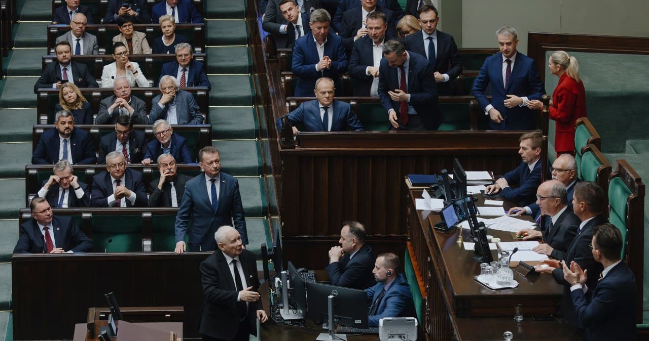 Niecodzienny sondaż partyjny, w zestawieniu nowa pozycja. Ekspert komentuje
