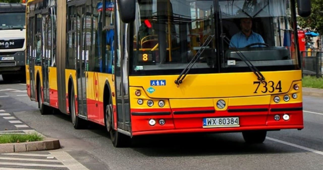 Autobus wjechał w przejście podziemne w Warszawie. Są ranni
