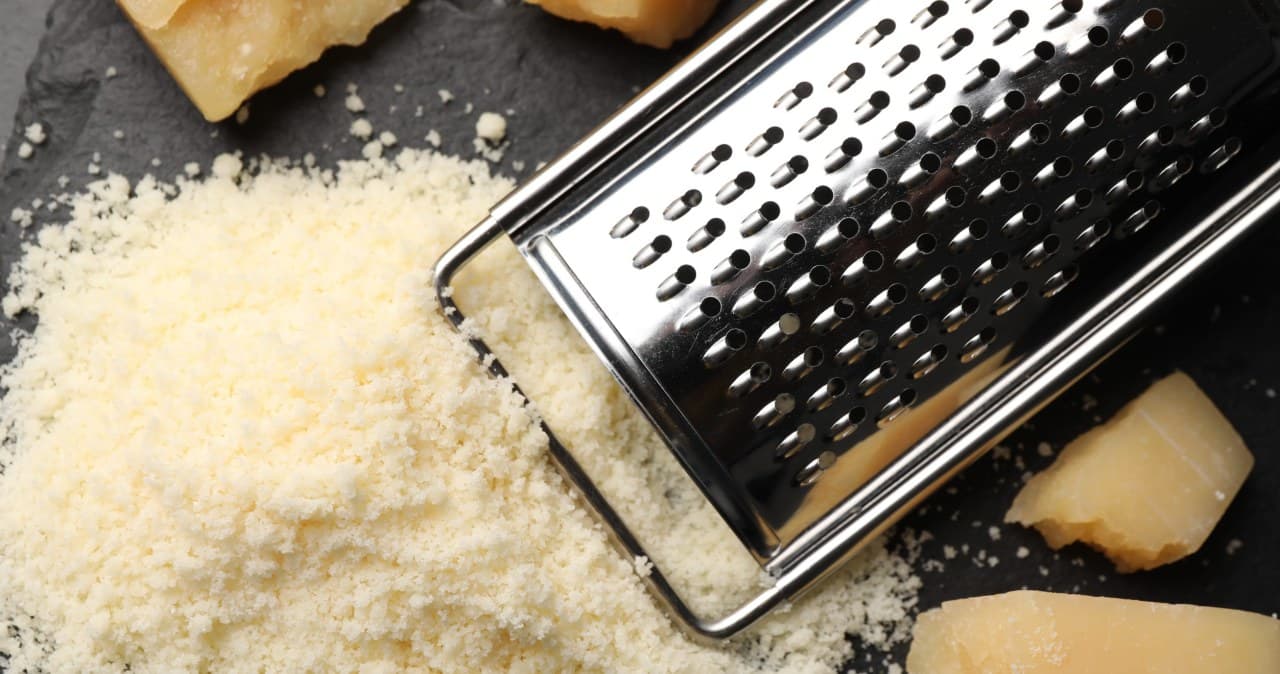 Groźne bakterie w serze. Sklepy wycofują partie popularnego produktu
