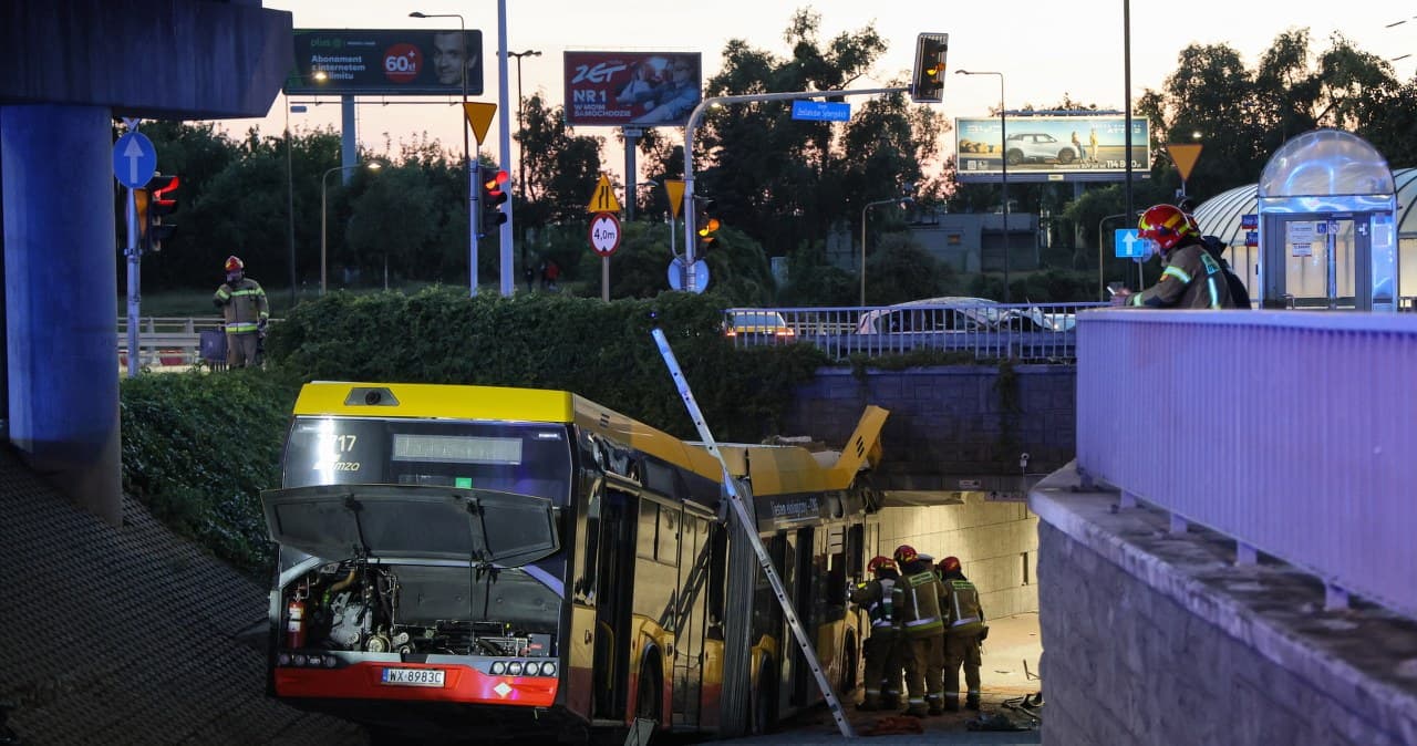 Poważny wypadek autobusu w Warszawie. Prokuratura ma główną hipotezę