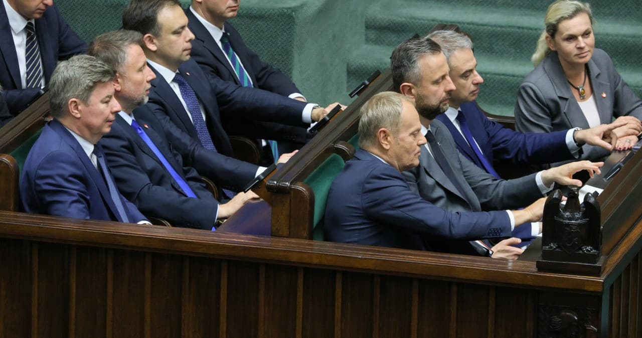 Lider mimo afer, zyskały jedynie dwie partie. Nowy sondaż partyjny