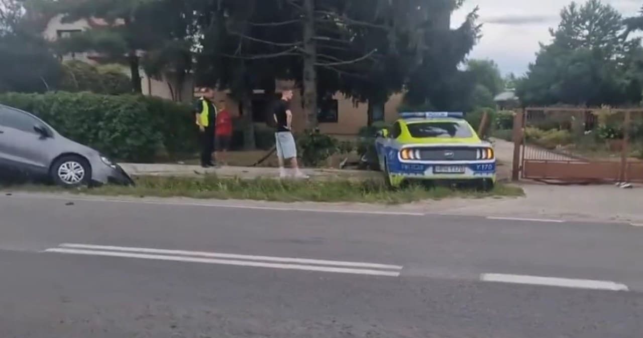Kolizja z policyjnym Mustangiem. Radiowóz rozbity pod Radomiem
