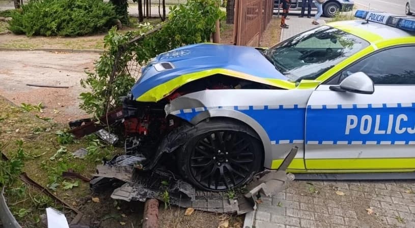 Policyjny Mustang rozbity. 2000 zł mandatu, 10 punktów karnych