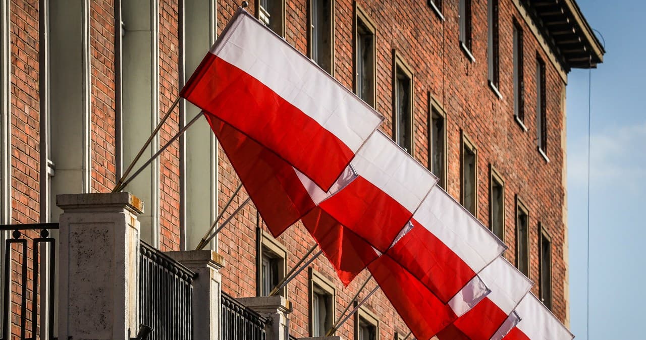 Dwa dni pamięci narodowej. Urzędy wywieszą biało-czerwone flagi