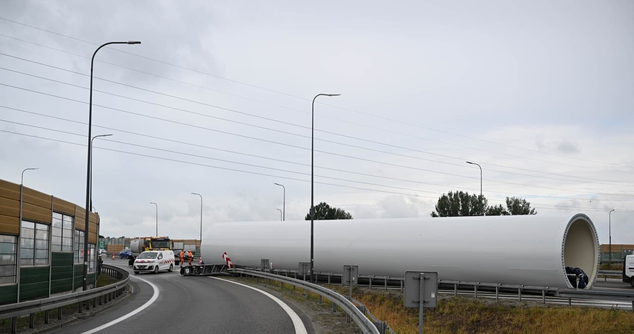 Turbina wiatrowa wypadła z ciężarówki. Paraliż na A4