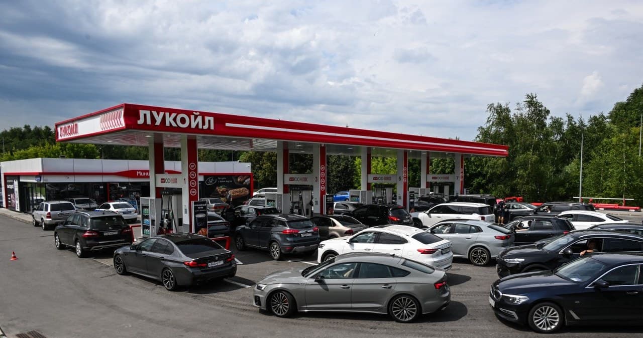 Kryzys paliwowy w Rosji. Urzędnicy i nauczyciele ruszają na pomoc kierowcom
