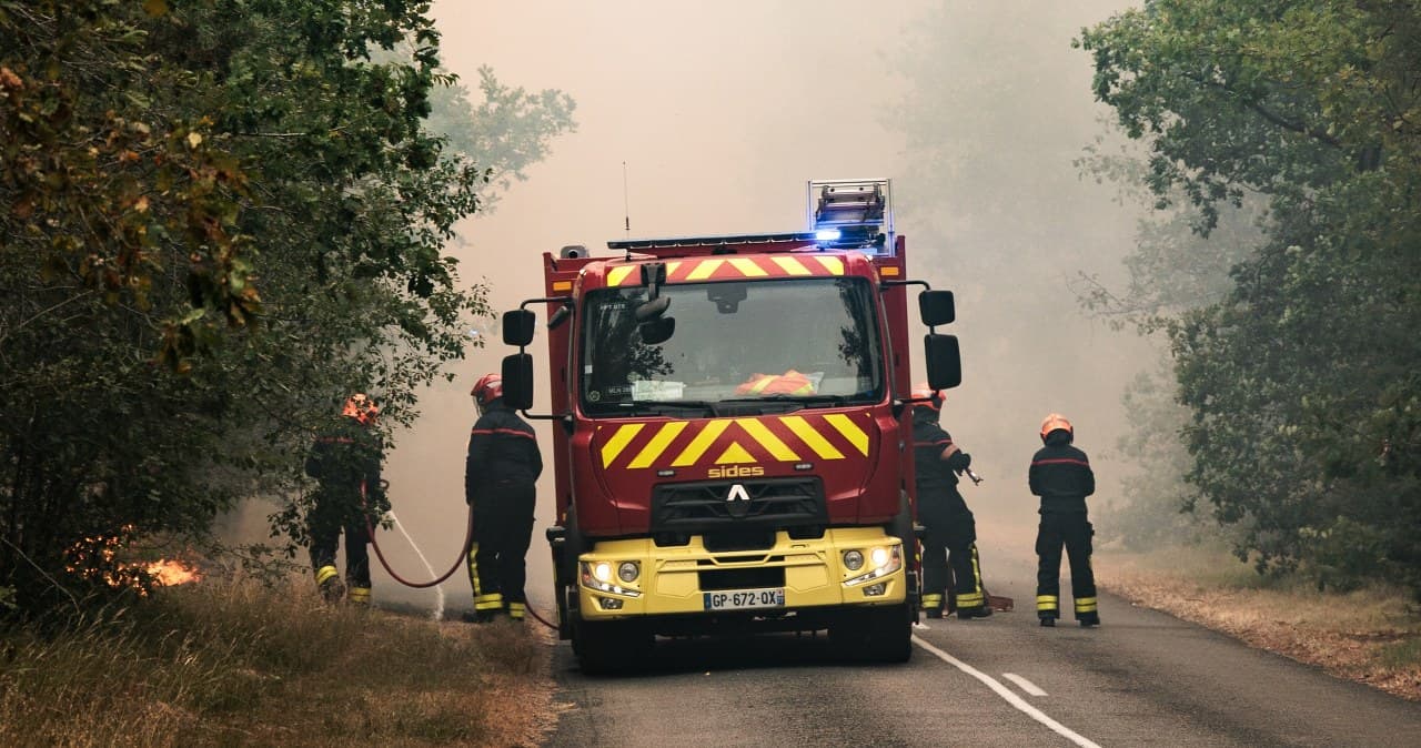 Akcja służb po pożarze we Francji. Wśród zatrzymanych strażak ochotnik