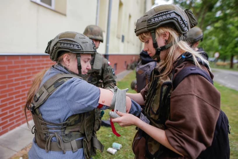 Chcą obowiązkowej służby wojskowej dla kobiet. "Czują się zagrożeni"