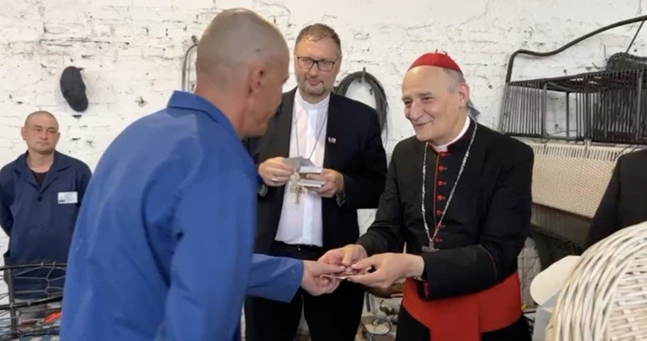 Wysłannik papieża spotkał się z rosyjskimi jeńcami. Wręczył im prezenty