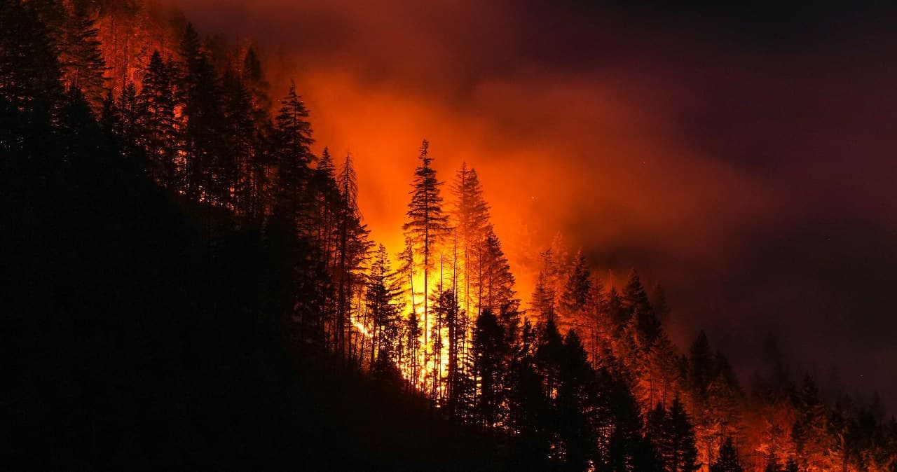 Rdzawe niebo nad Kanadą. Ponad 800 pożarów, ewakuują Indian