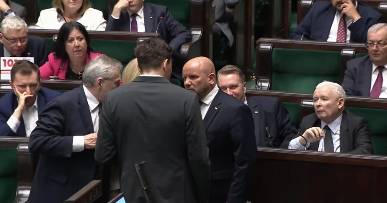 Poseł koalicji nagle podszedł do ław PiS. Miał prezent dla Czarnka