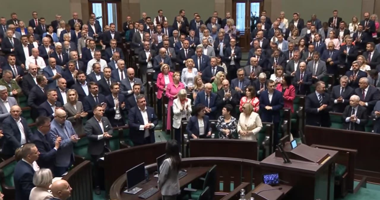 Marszałek wstał, za nim cała sala. Uchwała przyjęta przez aklamację