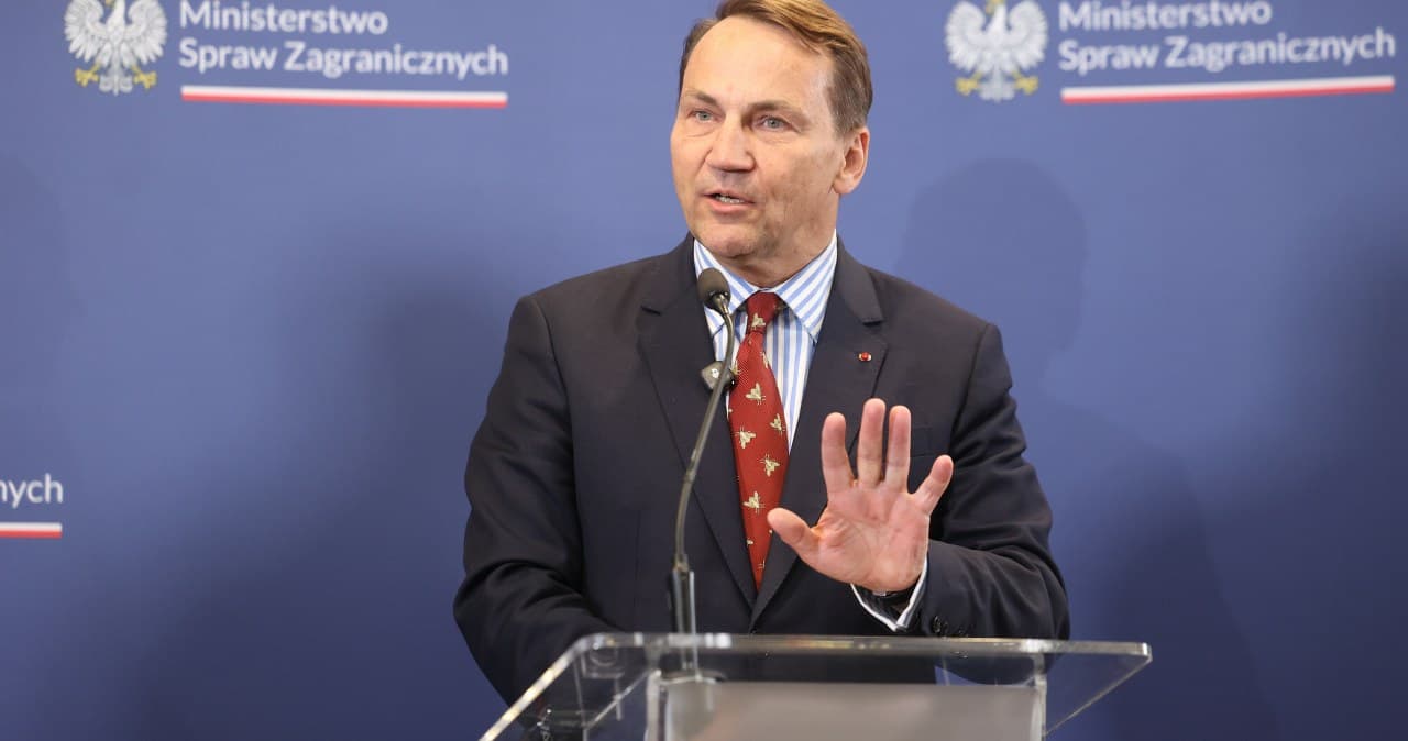 Jak Sikorski wypada jako szef MSZ? Jedna grupa najbardziej krytyczna
