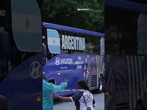 ISTNE SZALEŃSTWO 😱 PO POKONANIU ANGLII, LEO MESSI POD HOTELEM ZOSTAŁ POWITANY JAK KRÓL 👑