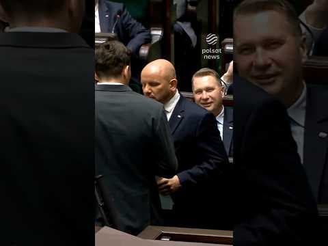 Gomoła z nietypowym "prezentem" dla Czarnka. "Niech pan ją nosi z dumą"