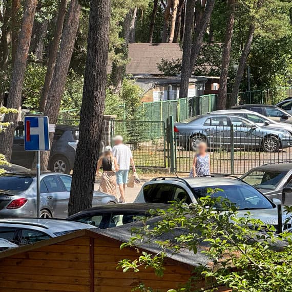 Międzywodzie: mieszkańcy alarmują o paraliżu ulicy Wczasowej. „Brakuje drogi ewakuacyjnej”