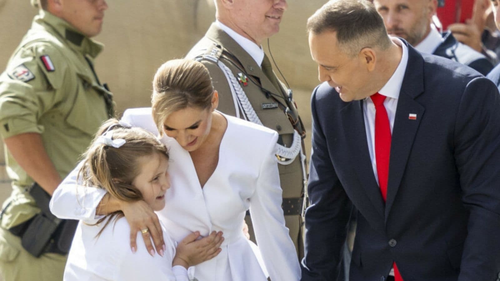 Karol Nawrocki przyłapany z żoną i córką w kościele w Juracie. Wszyscy patrzą na Kasię. Jej strój to prawdziwy hit