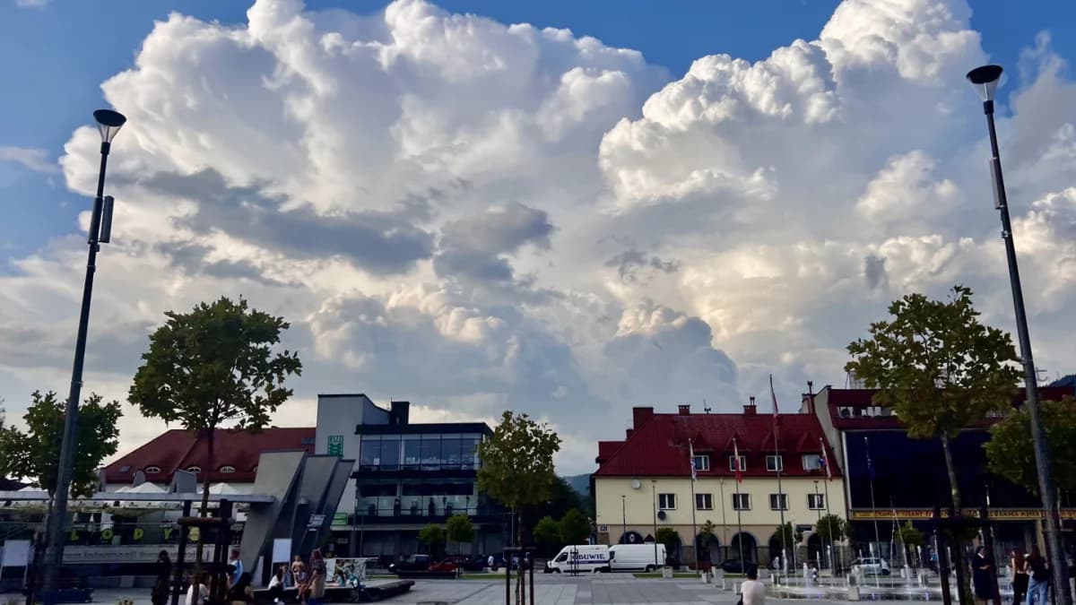 Upały do 39 st C oraz drugi stopień ostrzeżenia o burzach