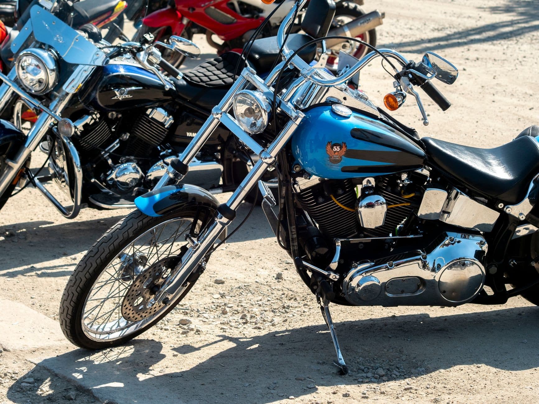 Tychy na dwóch kołach: pierwszy motocykl, kask i rękawice dla początkujących