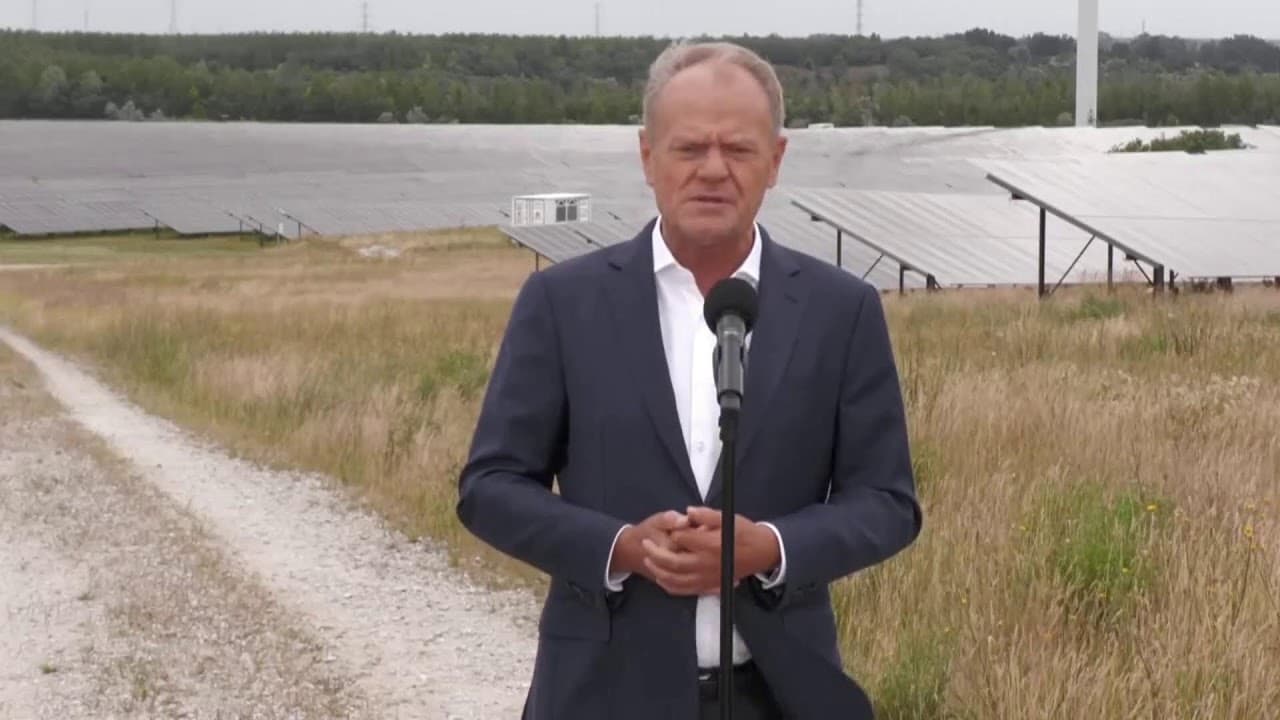 ▶ WIDEO Premier o rozwoju OZE w Kleczewie. Farma ORLEN ma zasilać 100 tys. domów Donald Tusk podczas wizyty w Kleczewie mówił o rozwoju OZE i rozbudowie największej farmy fotowoltaicznej w Po…