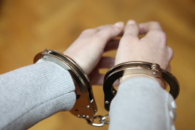 Pijany kierowca mający zakaz prowadzenia chciał wręczyć łapówkę