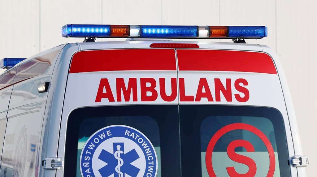 Przypadkowi świadkowie znaleźli nieprzytomną 14-latkę na środku jezdni. Groźny wypadek na hulajnodze elektrycznej