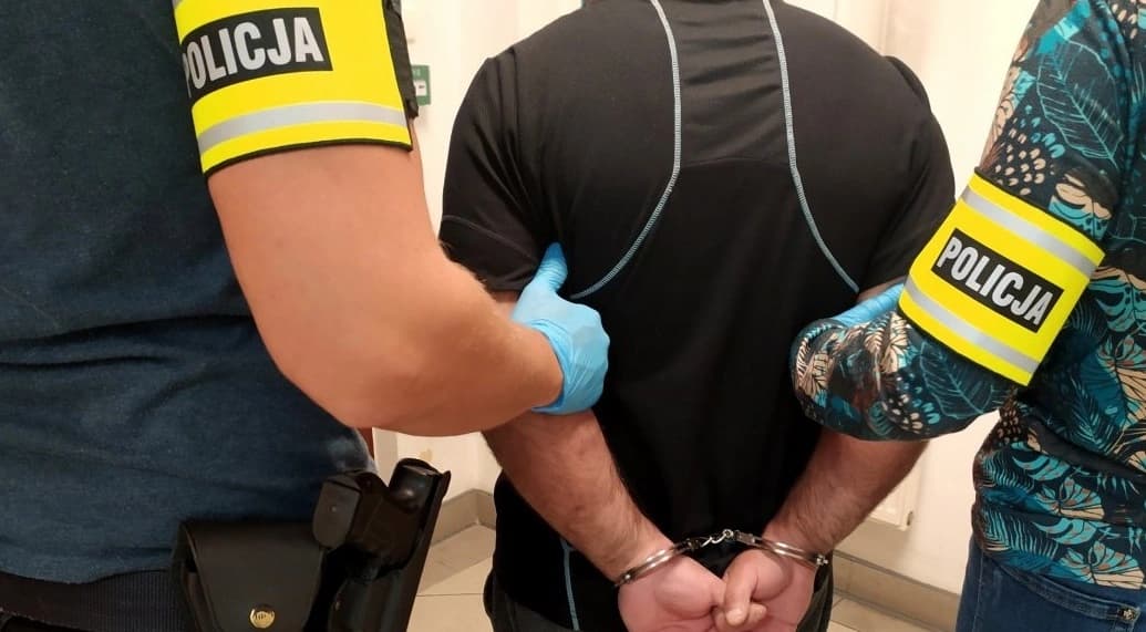 Był poszukiwany za pobicie, usłyszał kolejny zarzut. Policjanci znaleźli przy nim marihuanę