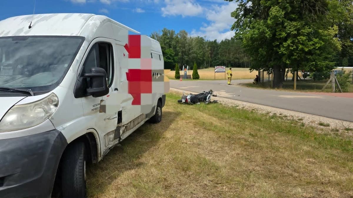 Bus zderzył się z motorowerem. 64-letnia kobieta trafiła do szpitala