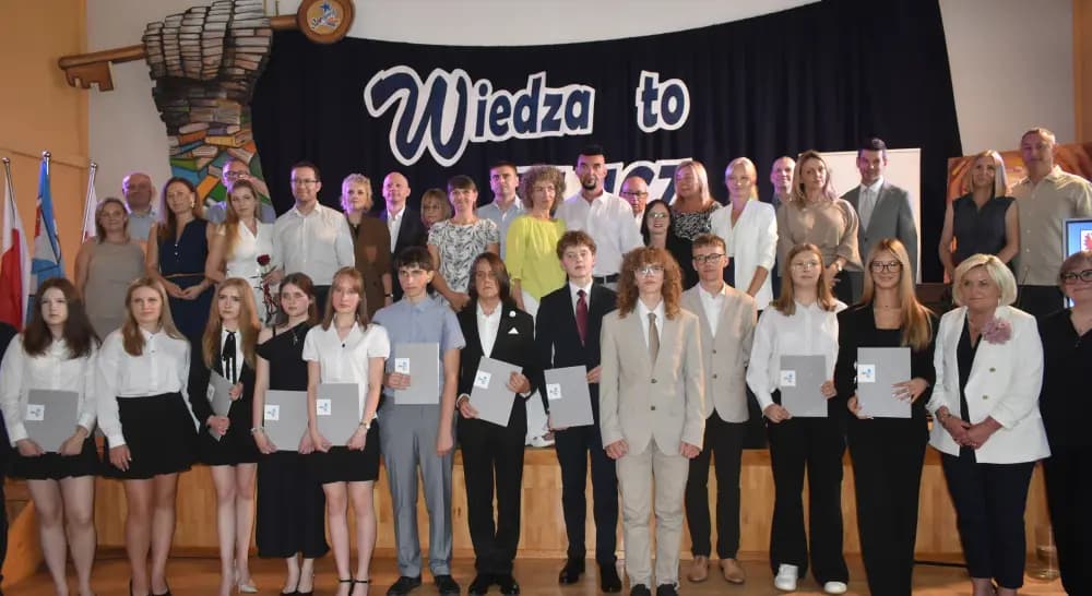 Prymusi z podstawówek nagrodzeni. Tysiąc złotych dla każdego