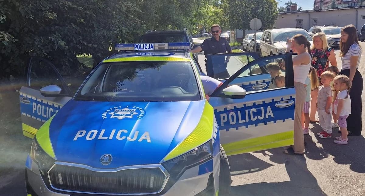 Bezpieczne wakacje zaczynają się od wiedzy! Policjanci z wizytą u uczestników