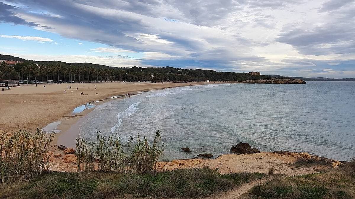 Spał pod kocem na plaży. Kilka godzin później nie żył