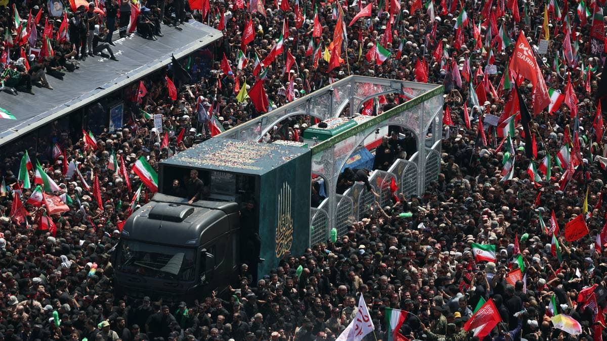 Iran żegna Alego Chameneiego. Tłumy na ulicach Teheranu