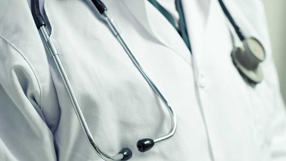 Pół miliona w dwa miesiące. Zarobki lekarza rekordzisty z Ciechanowa
