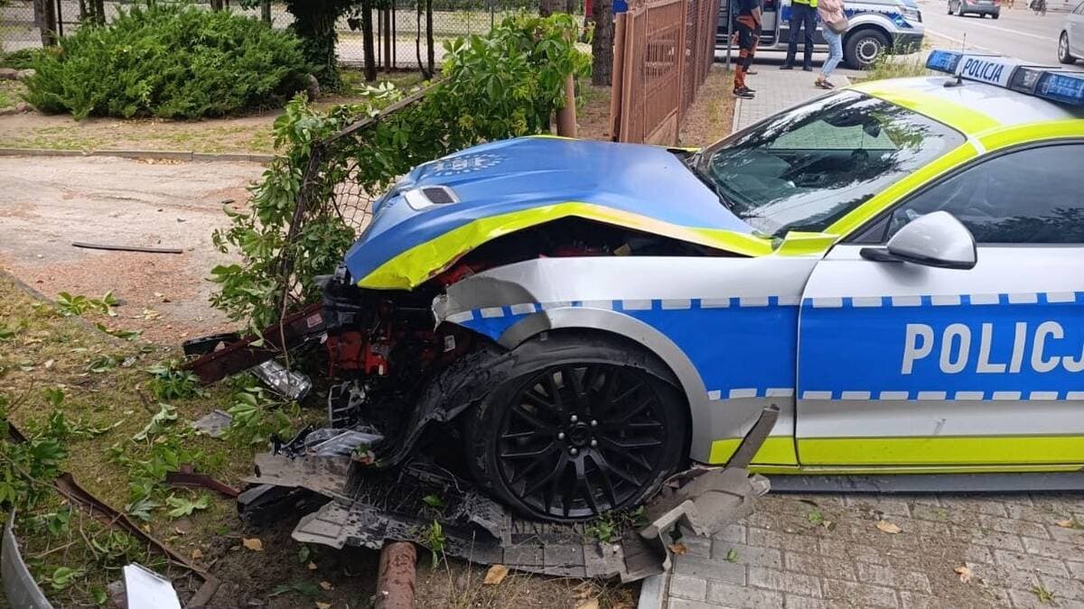 Policyjny Mustang rozbity pod Radomiem. "Uderzył w ogrodzenie "