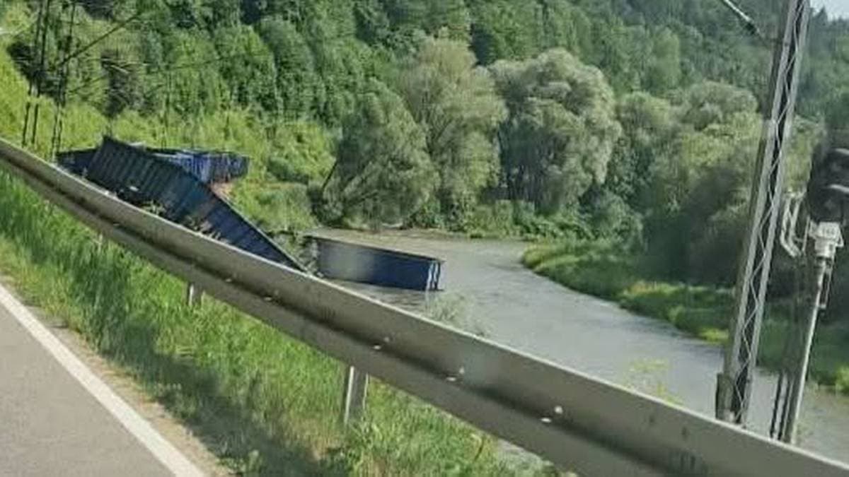 Pociąg towarowy wykoleił się do rzeki. Chaos na kolei w Małopolsce