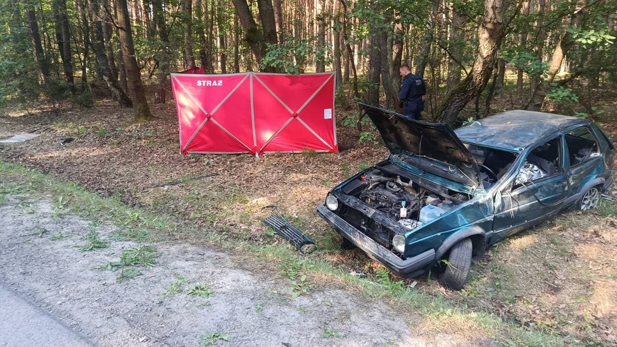 Tragiczny wypadek o świcie. Są ofiara i ranni, policja szuka jednej osoby