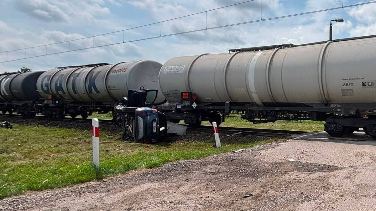 Wjechał autem prosto pod pociąg. Są poszkodowani